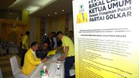 Aris tiba di Kantor DPP Partai Golkar, Jalan Anggrek Neli Murni, Slipi, Jakarta Barat.