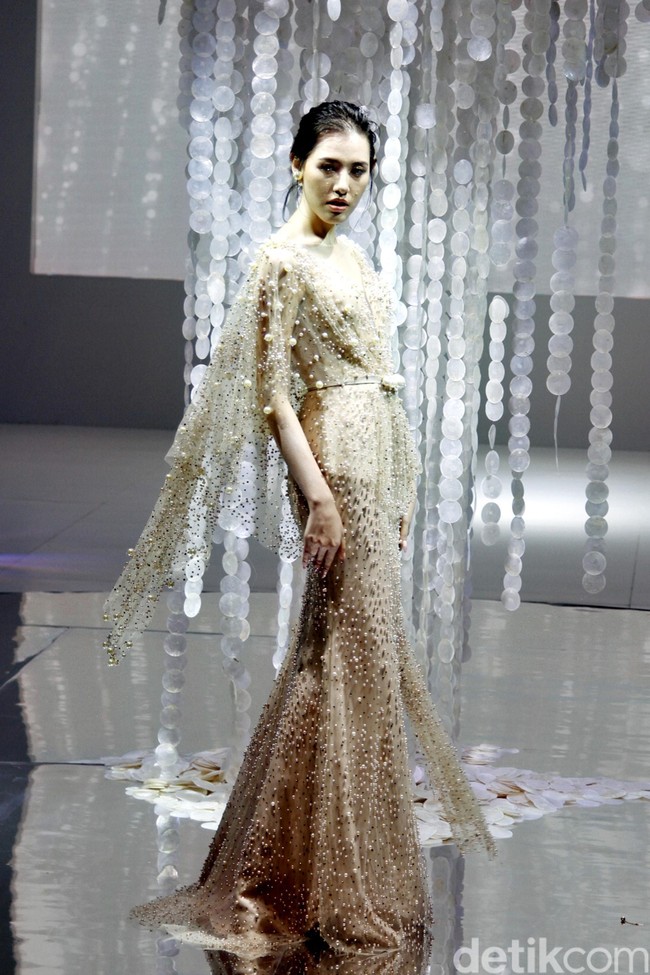 Ivan Gunawan menampilkan koleksi gaun mewah bergaya seksi dengan mengambil tema BELIEVE di IPMI Trend Show 2020, Senayan City, Rabu [6/11/2019]. Foto: Mohammad Abduh/Wolipop