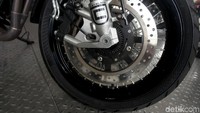 Meski hanya satu silinder, motor ini memiliki Double Exhaust Muffler.