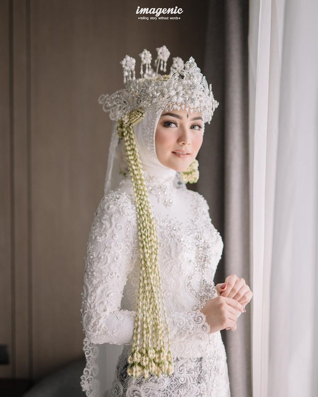 Selanjutnya artis yang pada momen pernikahannya dirias Bennu adalah Citra Kirana. Citra dan Rezky Aditya resmi menjadi suami-istri setelah proses ijab kabul di Bandung. Kemudian keduanya menggelar resepsi pernikahan di InterContinental Hotel, Pondok Indah, Jakarta, Minggu (8/12/2019). Riasan wajah polesan Bennu Sorumba ikut menyempurnakan penampilan sang pengantin.  Foto: Dok. Imagenic Wedding Photography