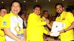 Senyum Airlangga Saat Kembalikan Formulir Caketum Golkar