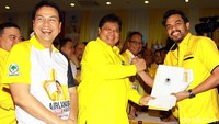 Ketua Umum Partai Golkar Airlangga Hartarto mengembalikan formulir pendaftaran calon ketua umum (caketum) Partai Golkar. Saat mengembalikan formulir, Airlangga ditemani para loyalisnya.
