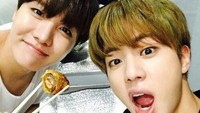 Dengan J-Hope, Jin pasang pose seru saat menyantap makanan kesukaan mereka dengan sumpit di sela-sela aktivitasnya yang padat. Foto: Twitter & Instagram BTS