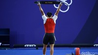 Eko Yuli melakukan perayaan usai meraih medali emas SEA Games.