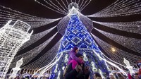 Warga berdatangan untuk melihat pohon Natal raksasa yang menghiasi kawasan Cathedral Square di Vilnius, Ibu Kota Lithuania.