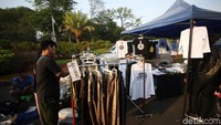 Pakaian tersebut dijual dengan harga bervariasi, mulai dari puluhan ribu hingga ratusan ribu rupiah.