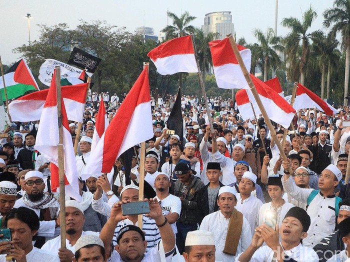 Massa Reuni 212 memadati kawasan Monas, Jakarta, Senin (2/12/2019).
