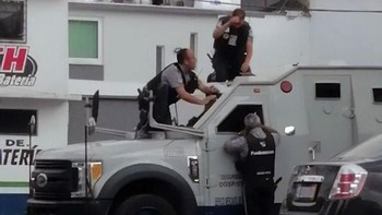 Mobil baja untuk bawa uang bank, terus terkunci dari dalam. Nah, bagaimana tuh? (Bored Panda)