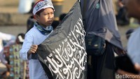 Beberapa peserta juga membawa bendera Ar-Rayah