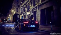 Di dalam mobil ada tulisan Ultimate Sophisto Edition pada pintu dan bagian dalam lainnya. Auf wiedersehen BMW i8! Pool/BMW.