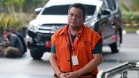 Mantan Kadis PU Kota Medan, Isa Anshari, menjalani pemeriksaan di KPK, Jakarta, Senin (2/12/2019).