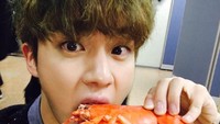 Makan kepiting saja, Jin tampil mempesona dan membuat para penggemarnya semakin jatuh hati dibuatnya. Foto: Twitter & Instagram BTS