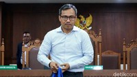 Dalam kesaksiannya, Desrizal mengaku menyabet hakim memakai ikat pinggang karena putus asa putusan gugatan perdata ditolak.