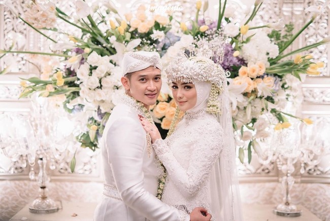 Citra Kirana resmi dipersunting Rezky Aditya pada Minggu (1/12/2019) di Bandung, Jawa Barat. Akad nikah dan resepsi Rezky dengan wanita yang akrab disapa Ciki itu digelar di Hotel Mason Pine. Foto: Dok. Imagenic Wedding Photography