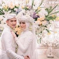 Citra Kirana resmi dipersunting Rezky Aditya pada Minggu (1/12/2019) di Bandung, Jawa Barat. Akad nikah dan resepsi Rezky dengan wanita yang akrab disapa Ciki itu digelar di Hotel Mason Pine. Foto: Dok. Imagenic Wedding Photography