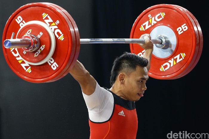Eko Yuli Irawan menyegel medali emas dari angkat besi di kelas 61 kg putra SEA Games 2019 Filipina, Senin (2/12).
