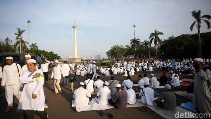 Gubernur DKI Jakarta Anies Baswedan hadiri acara reuni 212 di Monas, Jakarta. Ia sempat memberi sambutan dan mengapresiasi para peserta yang tertib di acara itu.
