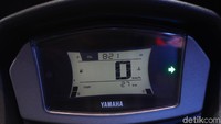 Desain speedometer Yamaha Nmax ikut kena penyegaran. Multifunction Full Digital Speedometer tersebut tampil lebih modern dan informatif bagi pengendara. Informasinya lebih lengkap. Bahkan kini dilengkapi dengan indikator Y-Connect (Yamaha Motorcycle Connect) App, Pesan & Telepon, TCS, VVA dan indikator temperatur mesin.