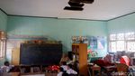 Miris! Dinding Sekolah di Banjarnegara Ini Retak hingga Berlubang