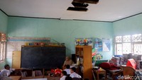 Melihat kondisi tersebut, untuk kelas 4 dan 5 dipindah sementara waktu. Yakni kelas 4 ke ruang perpustakaan dan kelas 5 di ruang kantor guru. Sayangnya, ruang perpustakaan juga tidak sepenuhnya aman. Sebab, selain atap jebol, tembok juga miring akibat tanah gerak di sekitar bangunan SD tersebut.