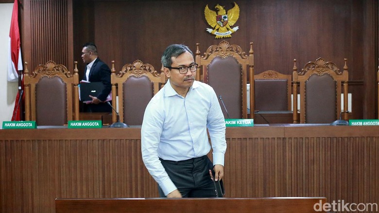 Pengacara TW Ngaku Menyesal Sabet Hakim Saat Sidang Pengacara TW Ngaku Menyesal Sabet Hakim Saat Sidang