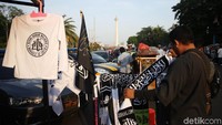 Syal dan bendera tauhid juga dijajakan di kawasan Monas.
