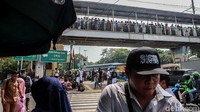 Massa reuni 212 yang sebelumnya ikut serta dalam kegiatan di kawasan Monas itu mulai membubarkan diri dan menuju ke Stasiun Juanda untuk pulang menggunakan kereta.