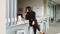 Tiara Pangestika memang dikenal doyan minum kopi di kafe-kafe kekinian. Setiap kali nongkrong ia selalu mengabadikan momen. Seperti pada momen menyeruput kopinya ini. Foto: Instagram @Tiarapangestika
