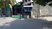 Selain memeriksa lima orang saksi, polisi telah menyita sejumlah barang bukti. Di antaranya, korek api, jeriken bensin, dan sepeda motor yang diduga milik pelaku.