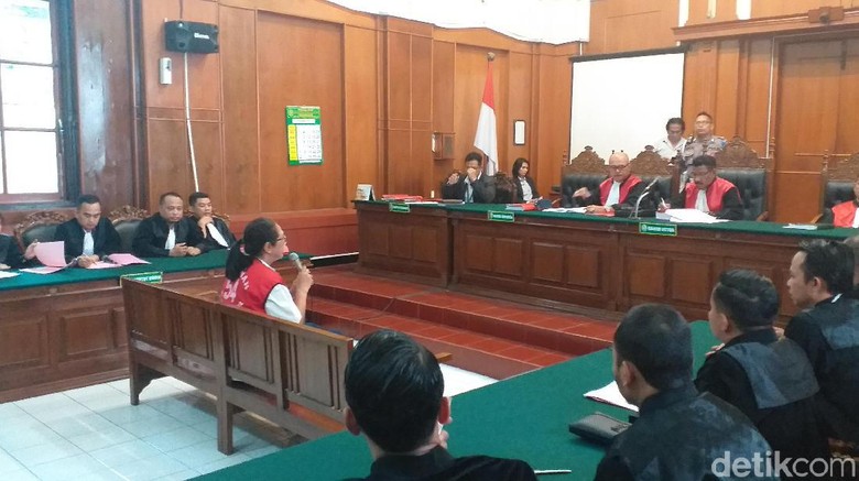 Sidang Rasisme Asrama Mahasiswa Papua, Ini Pembelaan Mak Susi Sidang Rasisme Asrama Mahasiswa Papua, Ini Pembelaan Mak Susi