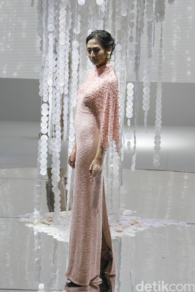 Ivan Gunawan menampilkan koleksi gaun mewah bergaya seksi dengan mengambil tema BELIEVE di IPMI Trend Show 2020, Senayan City, Rabu [6/11/2019]. Foto: Mohammad Abduh/Wolipop