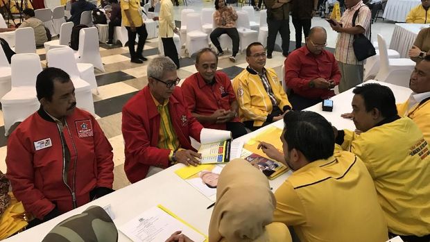 Indra Bambang Utoyo-Agun Gunandjar Kembalikan Formulir Caketum Golkar
