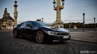 Mobil dijual seharga Rp 3.619.000.000 untuk tipe coupe dan Rp 3.989.000.000 untuk tipe roadster. Pool/BMW.