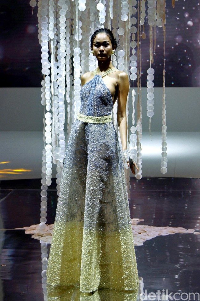 Ivan Gunawan menampilkan koleksi gaun mewah bergaya seksi dengan mengambil tema BELIEVE di IPMI Trend Show 2020, Senayan City, Rabu [6/11/2019]. Foto: Mohammad Abduh/Wolipop