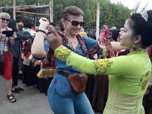 Keseruan Acara Jalan-jalan Para Dubes dan Keluarga ke Brebes
