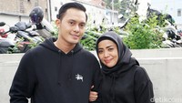 Fadel dan Muzdalifah tampak sangat mesra. Pool/Noel/detikFoto.