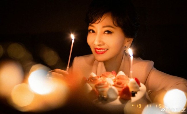 Angie Chiu memulai kariernya di industri hiburan dengan mengikuti kontes kecantikan Miss Hong Kong. Dia berhasil meraih gelar runner up ketiga Miss Hong Kong 1973. Saat itu usianya baru 18 tahun. Foto: Istimewa