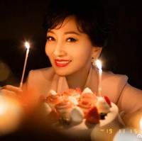 Angie Chiu memulai kariernya di industri hiburan dengan mengikuti kontes kecantikan Miss Hong Kong. Dia berhasil meraih gelar runner up ketiga Miss Hong Kong 1973. Saat itu usianya baru 18 tahun. Foto: Istimewa