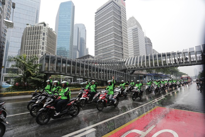 Puluhan mitra driver Gojek mengiringi keberangkatan atlet Indonesia yang akan berlaga di pesta olahraga terbesar se-Asia Tenggara, SEA Games Filipina 2019.