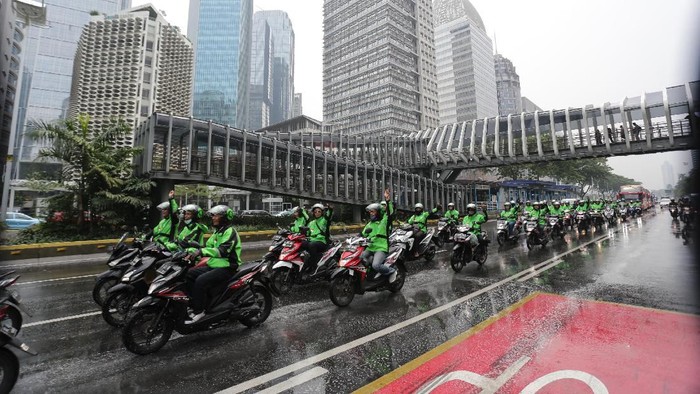 Puluhan mitra driver Gojek mengiringi keberangkatan atlet Indonesia yang akan berlaga di pesta olahraga terbesar se-Asia Tenggara, SEA Games Filipina 2019.