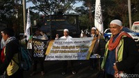 Sebagian massa datang dengan membawa spanduk Bela Islam, Bela Nabi.