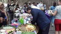 Sambil menikmati suasana alam yang asri, disajikan pula makanan dan minuman tradisional, seperti ubi, ketela, pisang dan kacang rebus. Ada pula menu jajanan putu mayang, klepon, gethuk dan lainnya. Tak ketinggalan minuman kelapa muda, jahe, dan kopi lokal. ( Imam Suripto/detikcom)