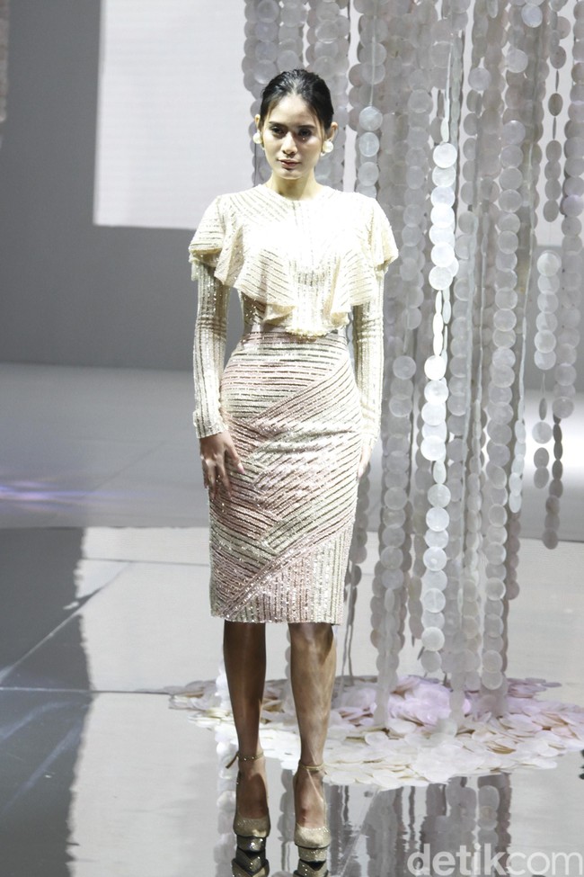 Ivan Gunawan menampilkan koleksi gaun mewah bergaya seksi dengan mengambil tema BELIEVE di IPMI Trend Show 2020, Senayan City, Rabu [6/11/2019]. Foto: Mohammad Abduh/Wolipop