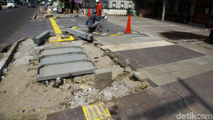 Revitalisasi trotoar di kawasan Kemang, Jakarta Selatan, dipersoalkan karena dinilai terlalu tinggi. Pemprov DKI mengatakan revitalisasi sesuai aturan.