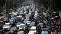 Sementara itu Jalan Medan Merdeka Selatan dari arah Balai Kota menuju Patung kuda tampak macet.