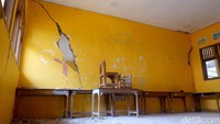 Dua ruang kelas di SD Suwidak, Kecamatan Wanayasa, Banjarnegara, terpaksa dikosongkan sejak sepekan lalu.
