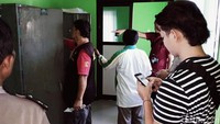 Sebanyak 79 buku nikah dilaporkan dicuri dari Kantor Urusan Agama (KUA) Kecamatan Ngrampal, Sragen. Berdasarkan olah TKP, polisi menduga pelaku masuk dengan merusak gembok dan mencongkel pintu belakang kantor. Motif pencurian sendiri hingga kini masih didalami.