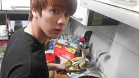 Selain hobi makan, Jin juga jago masak. Berbagai masakan pernah dibuatnya, salah satunya hidangan telur dadar dengan topping melimpah yang bikin laper ini.  Foto: Twitter & Instagram BTS