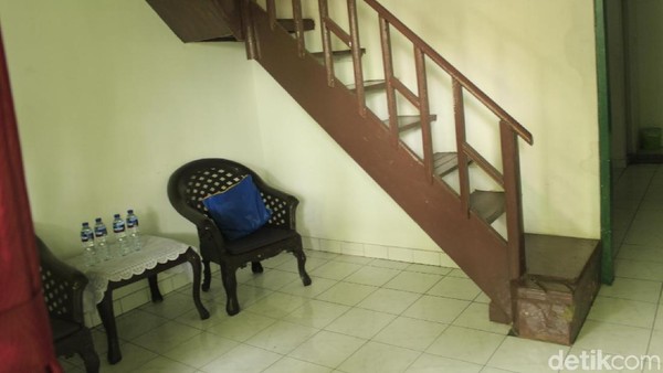 Keluarga Bu Ani tinggal sebuah ruangan yang kini dibagi menjadi dua kamar, bernomor 22 dan 21. Ada tangga di dalam kamar, sebagai akses menuju balkon. Adik dari bu Ani, Retno Cahyaningtyas, bahkan lahir di sini (Yudha Maulana/detikcom) Keluarga Bu Ani tinggal sebuah ruangan yang kini dibagi menjadi dua kamar, bernomor 22 dan 21. Ada tangga di dalam kamar, sebagai akses menuju balkon. Adik dari bu Ani, Retno Cahyaningtyas, bahkan lahir di sini (Yudha Maulana/detikcom)