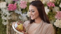  Erica ini punya badan yang langsing dan ideal padahal aslinya suka makan dan ngemil. Lihat saja aksinya saat menunjukkan seporsi nasi tumpeng mini yang siap jadi santapannya. Foto: instagram @ericaputrii